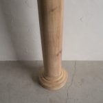 COLUMN 116｜1920s パイン材 コラム花台　足元